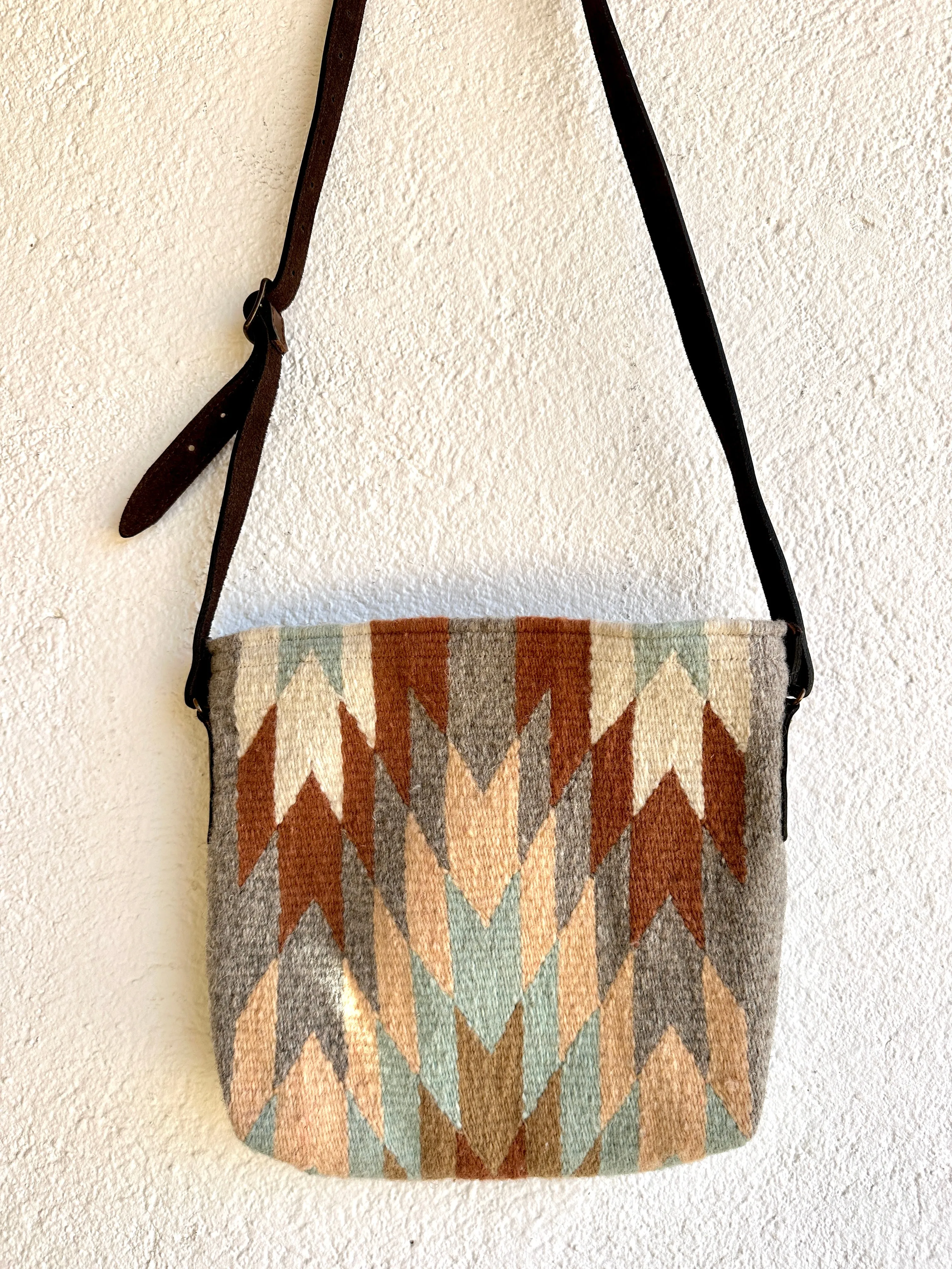 Manos Crossbody   more