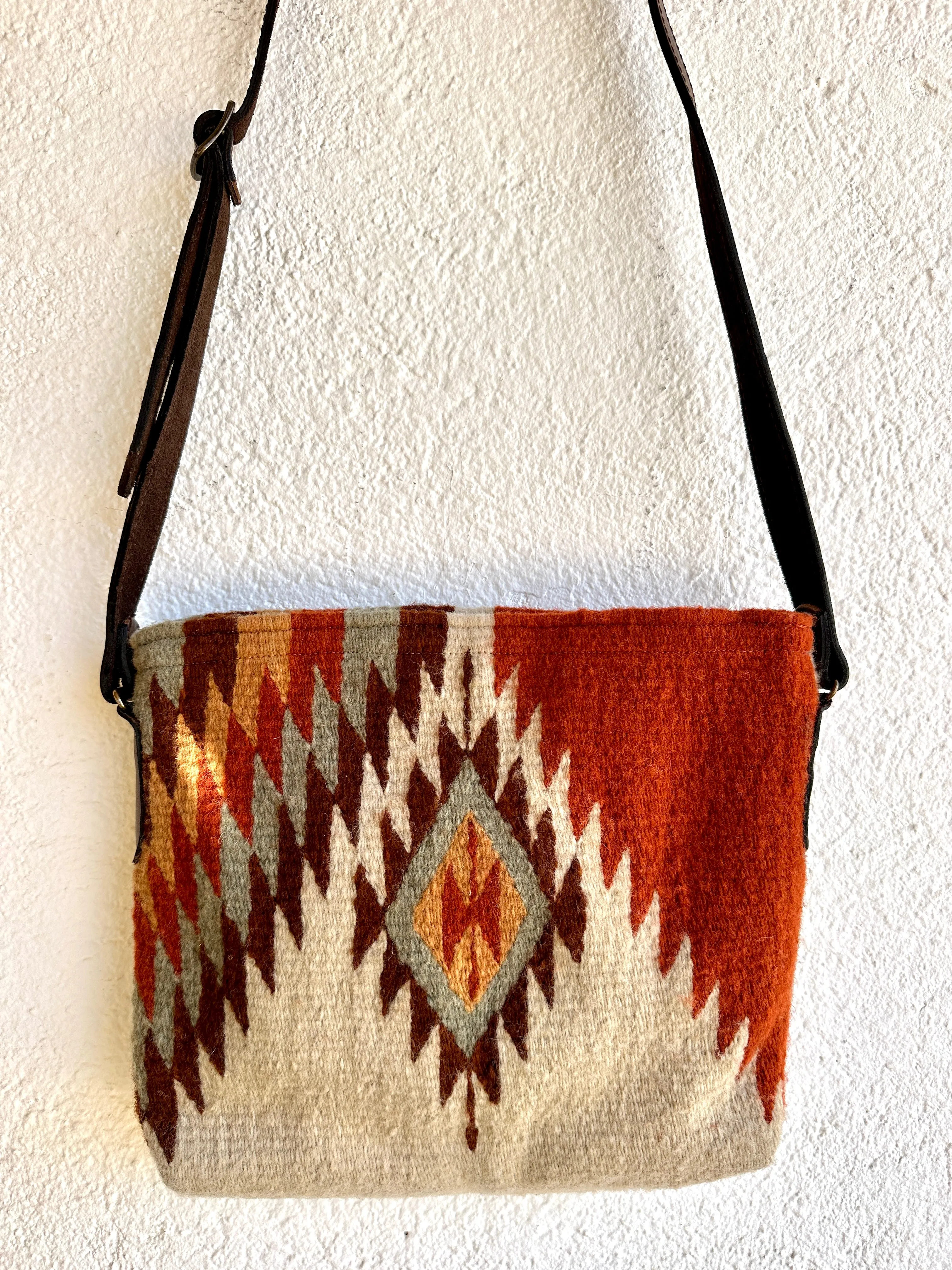 Manos Crossbody   more