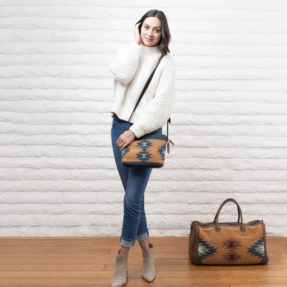 Manos Crossbody   more