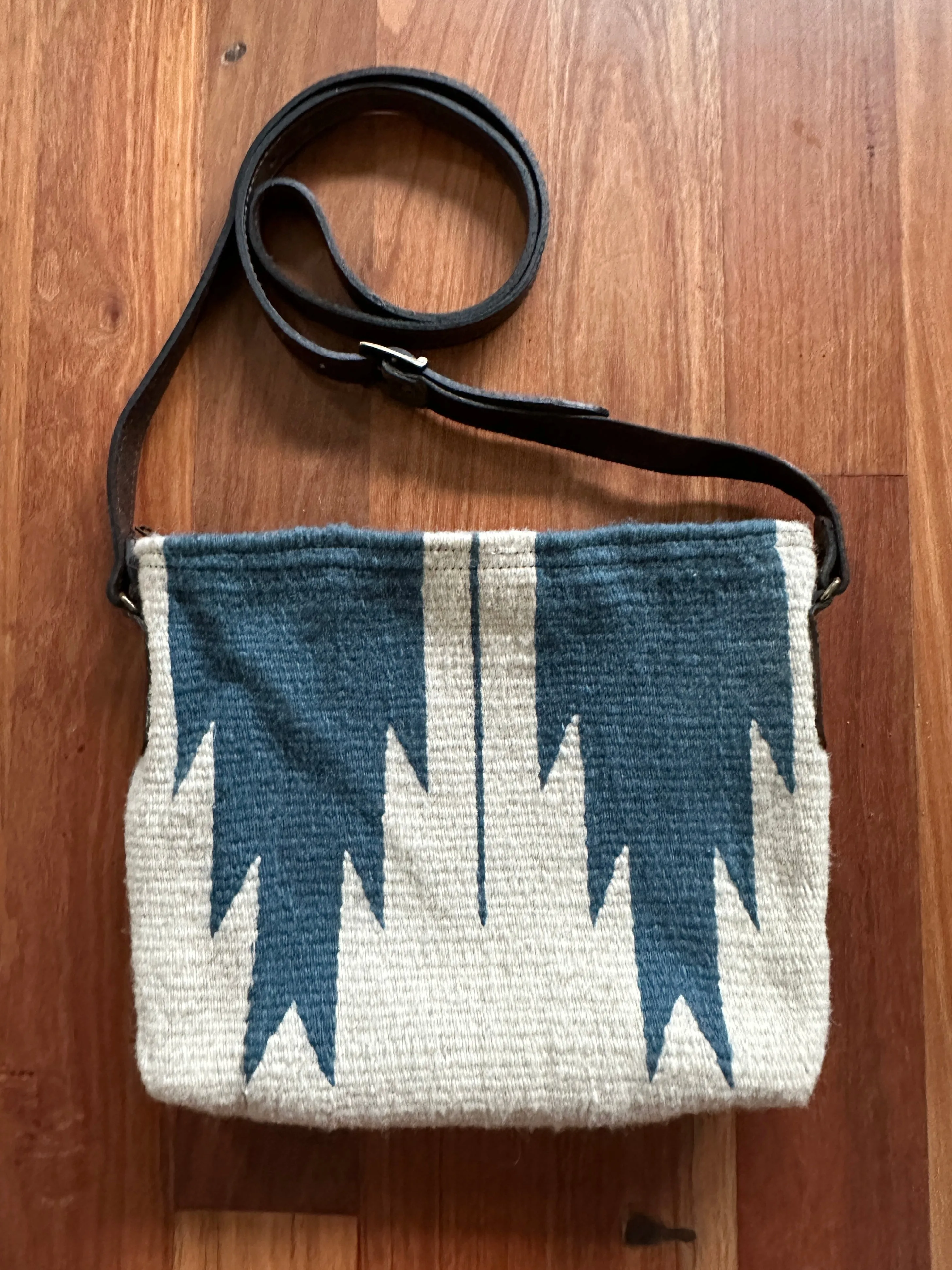Manos Crossbody   more