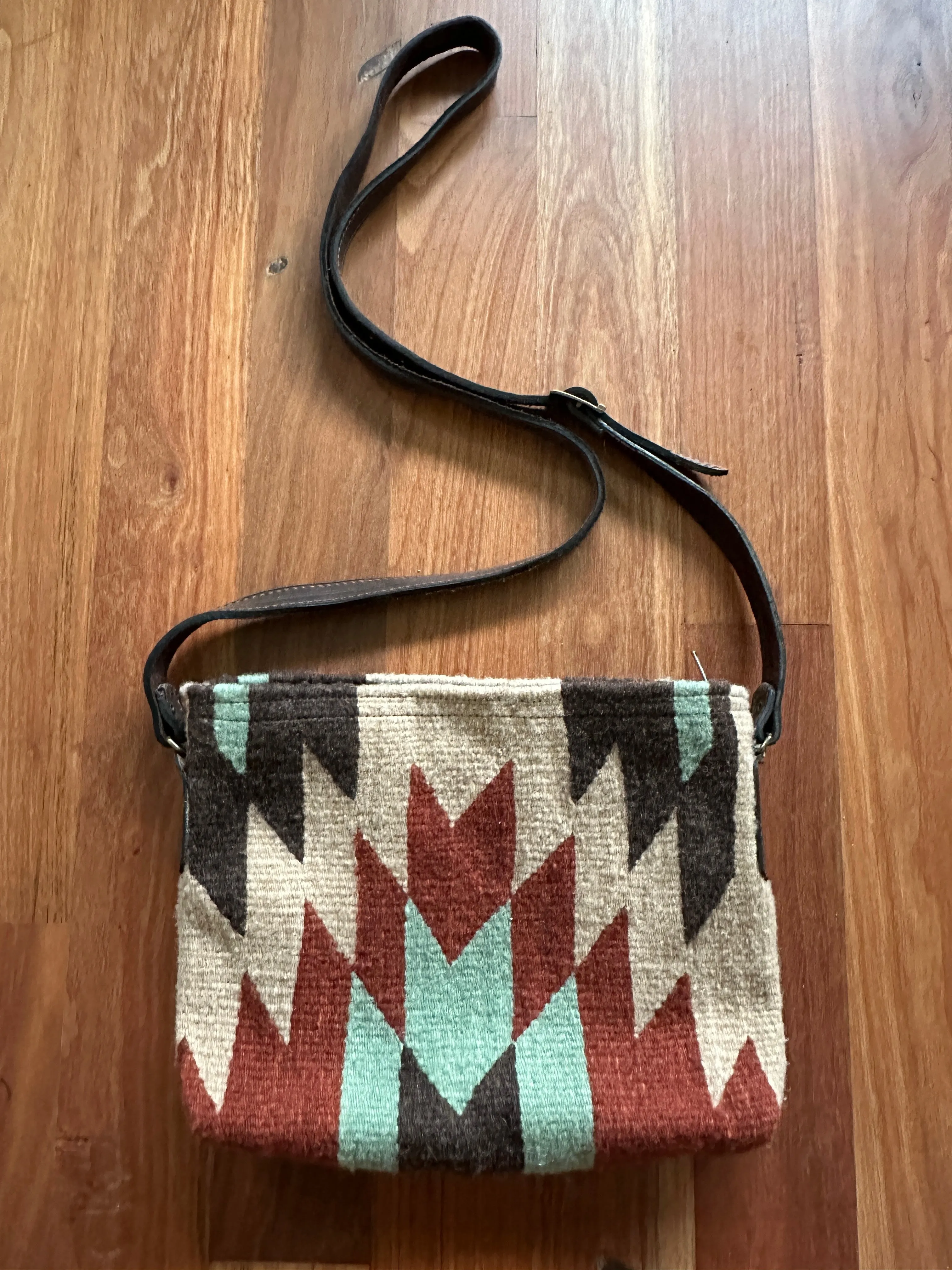 Manos Crossbody   more