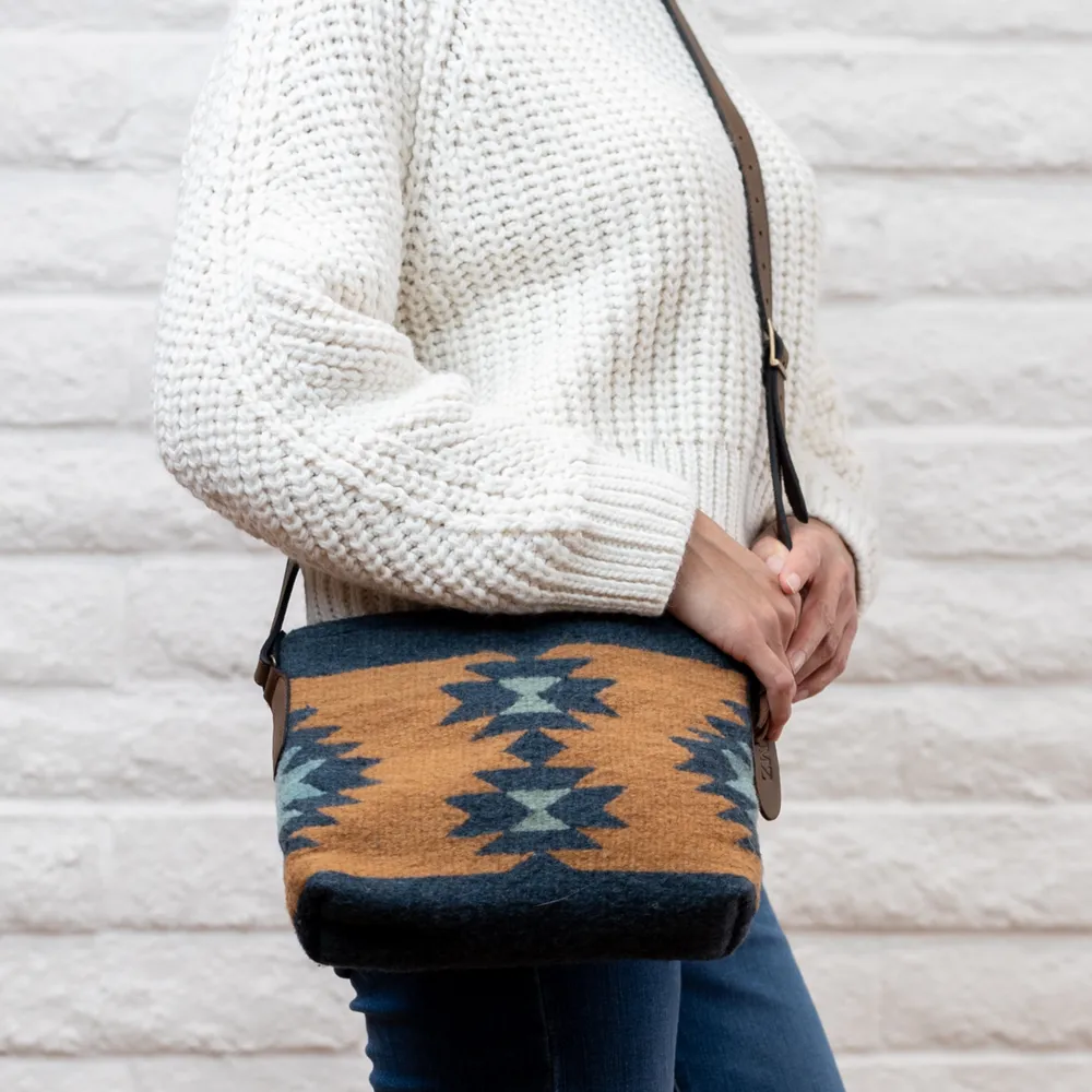 Manos Crossbody   more