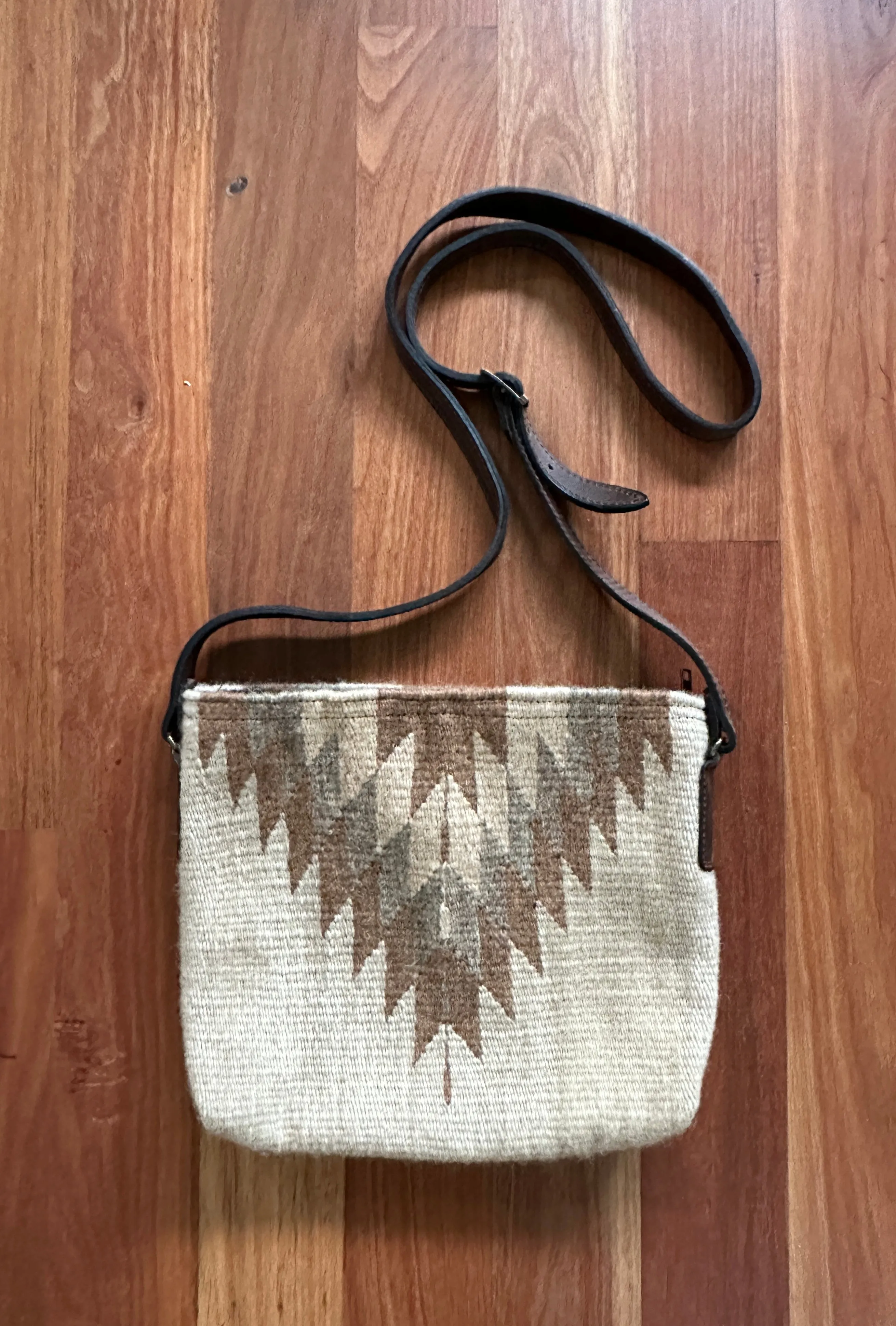Manos Crossbody   more