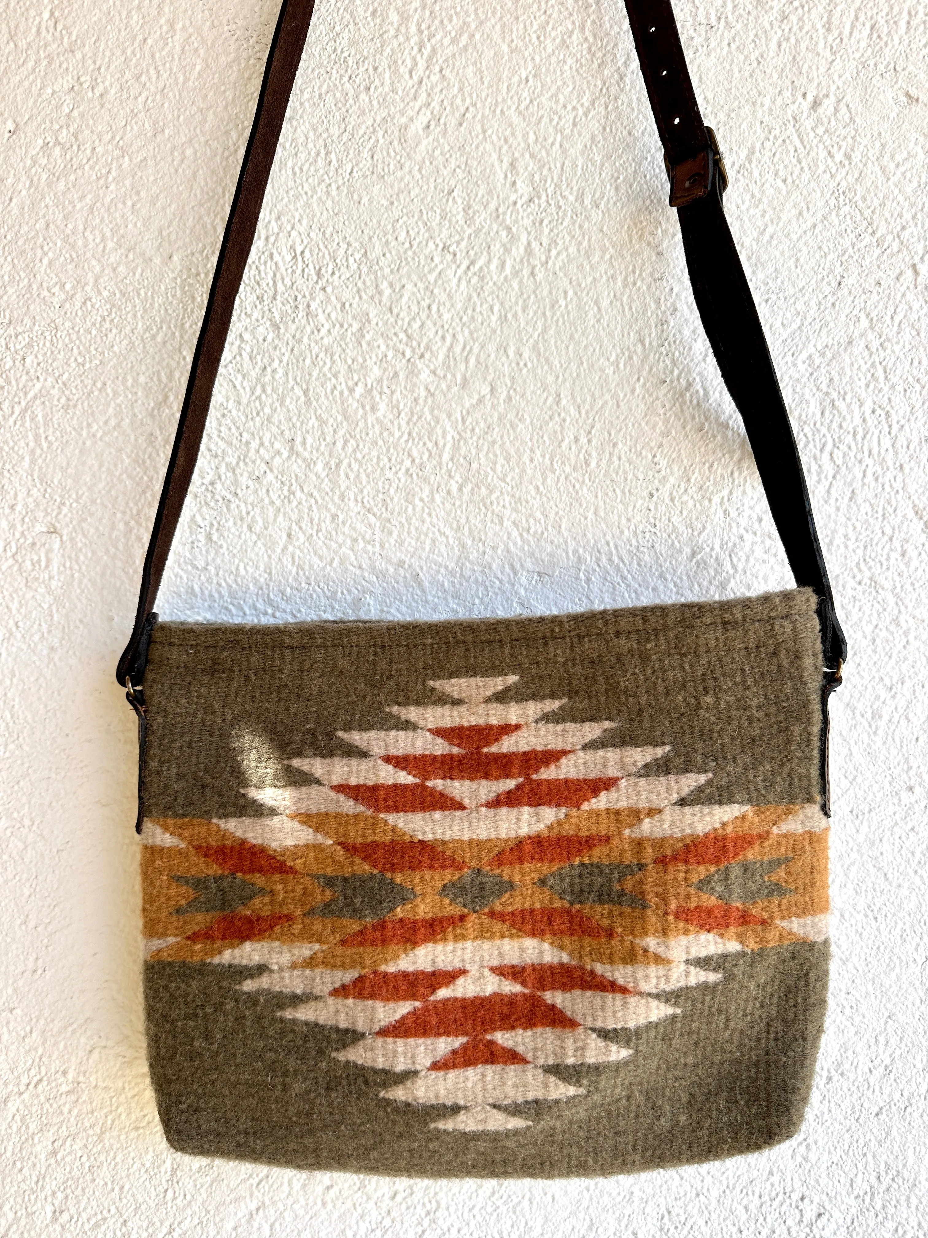 Manos Crossbody   more