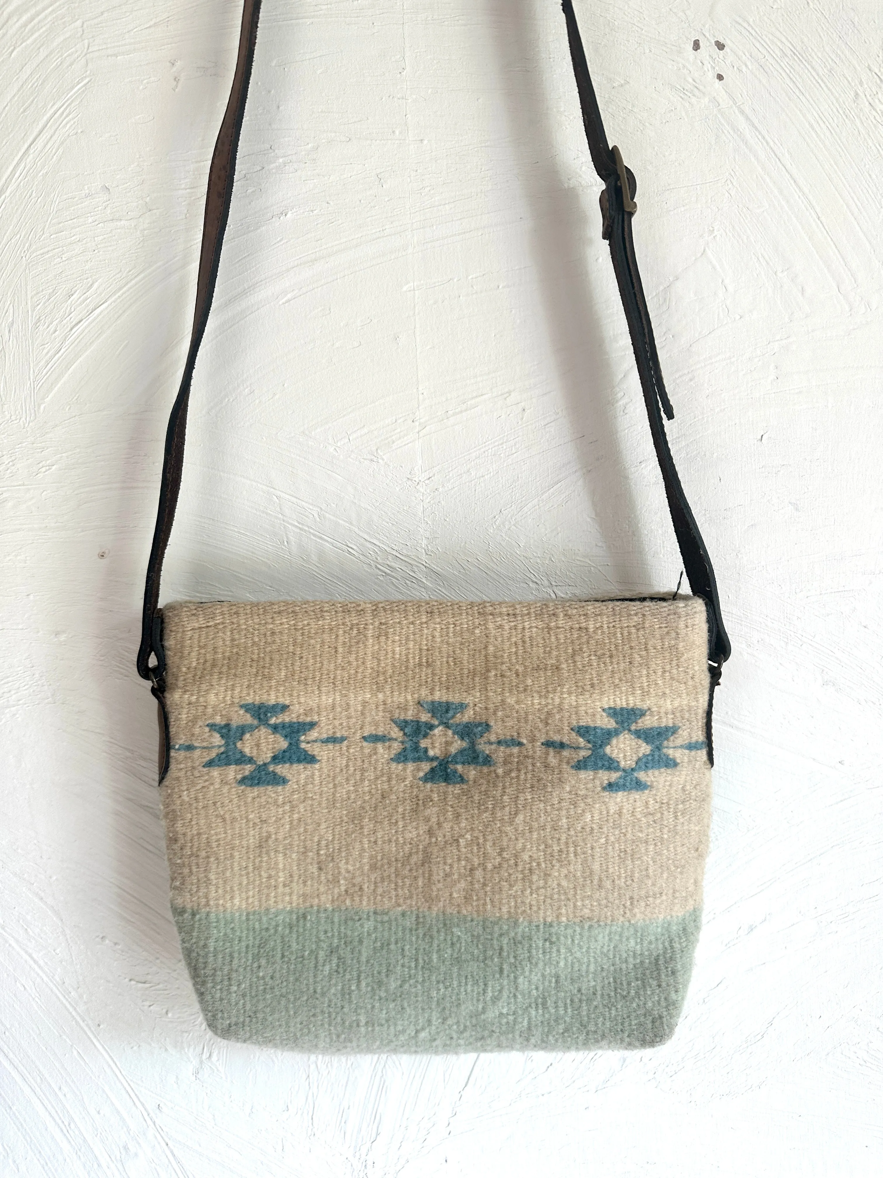 Manos Crossbody   more