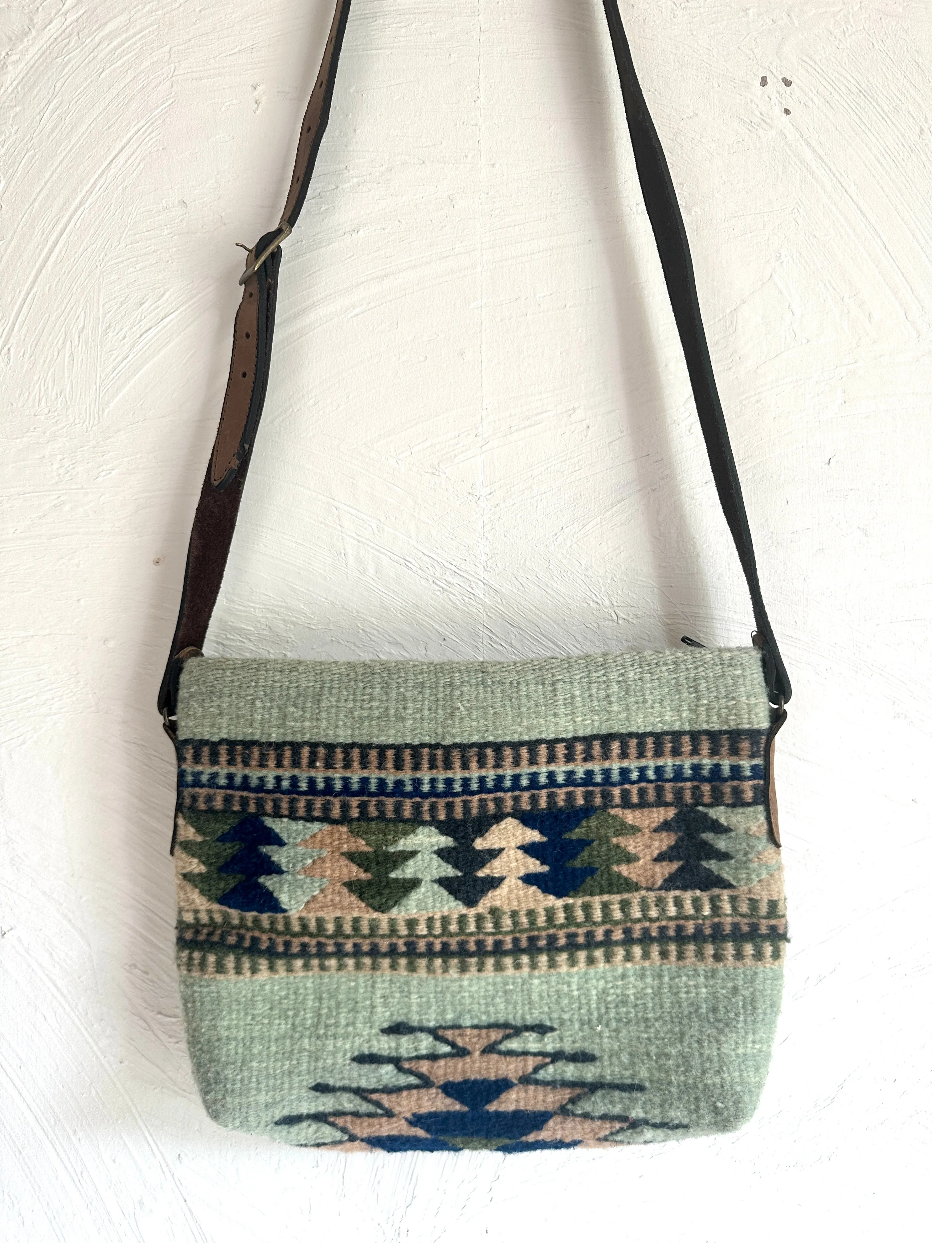 Manos Crossbody   more